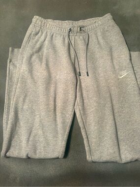 Nike Women Heather Gray Joggers - lightweight - impeccable